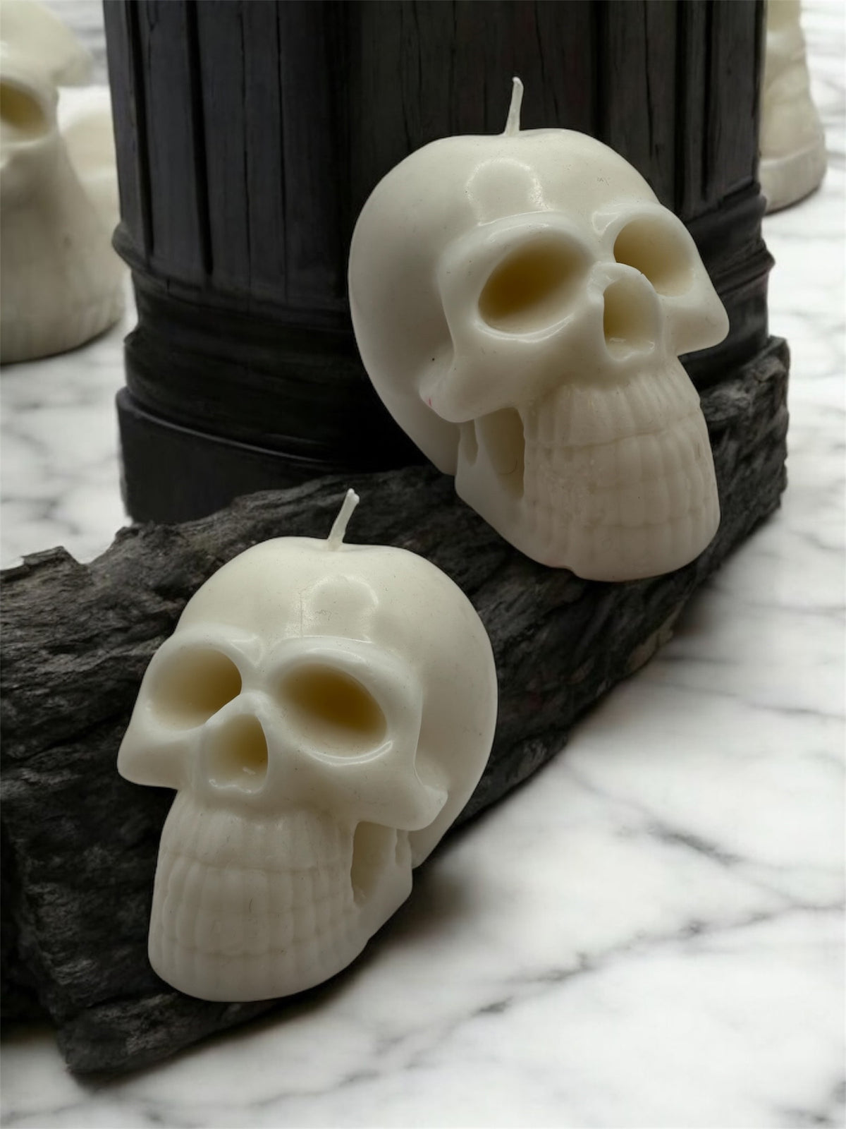 Skull candle with eerie glow - Gothic home décor